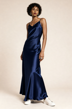 Aksamitna cienka sukienka na studniówke 2026