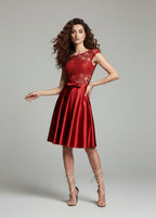 Koktajlowa sukienka z koronką na studniówkę 2026