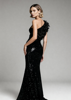 Jednoramienna cekinowa sukienka z rozcięciem na studniówkę 2026