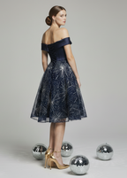 Granatowa sukienka z plisowanym dołem na sylwestra