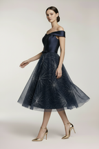 Granatowa sukienka z plisowanym dołem na sylwestra