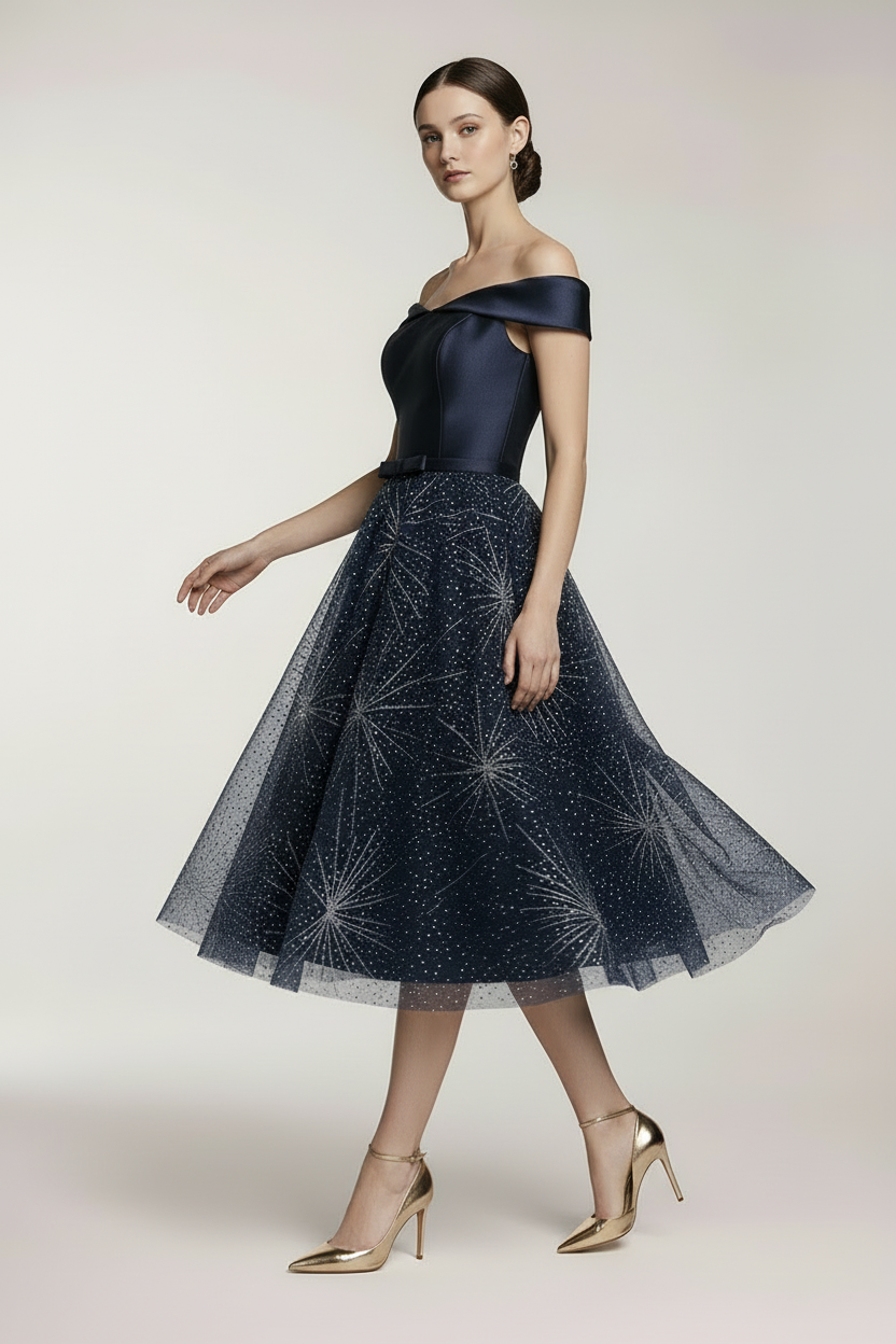 Granatowa sukienka z plisowanym dołem na sylwestra