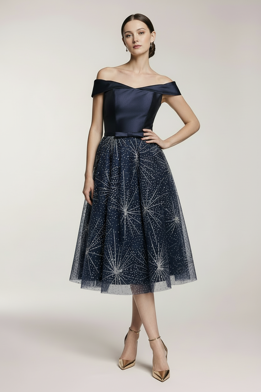 Granatowa sukienka z plisowanym dołem na sylwestra