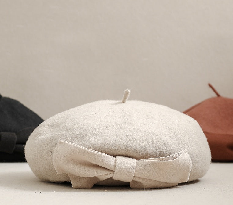 Wełniany beret z elegancką kokardką ozdobną