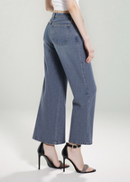 Jeansy z przetarciami i szerokimi nogawkami