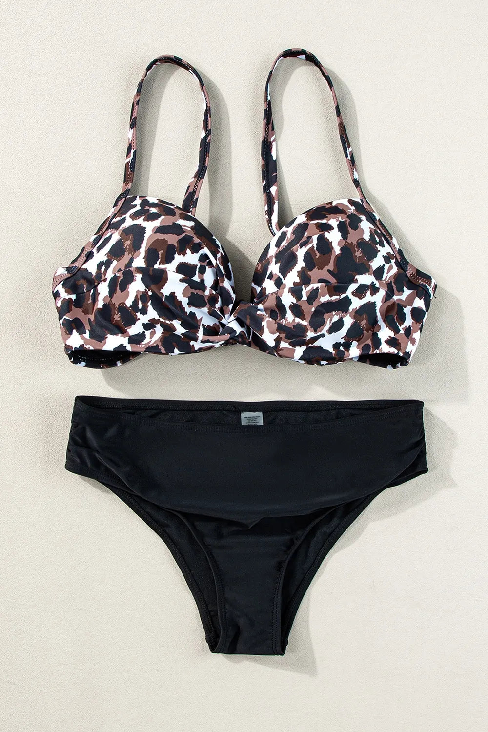 Bikini w panterkę z urokliwym dekoltem