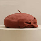 Wełniany beret z elegancką kokardką ozdobną