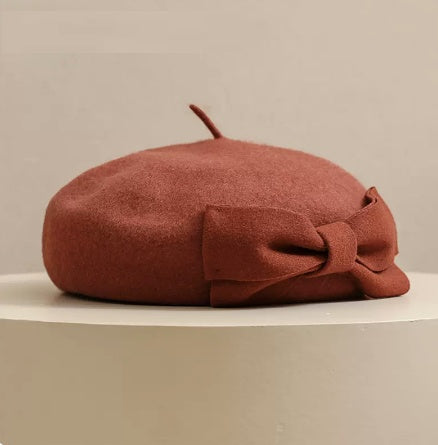 Wełniany beret z elegancką kokardką ozdobną