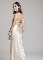 Asymetryczna plisowana sukienka w stylu Sleep-dress na ramiączkach - Sweet Victoria