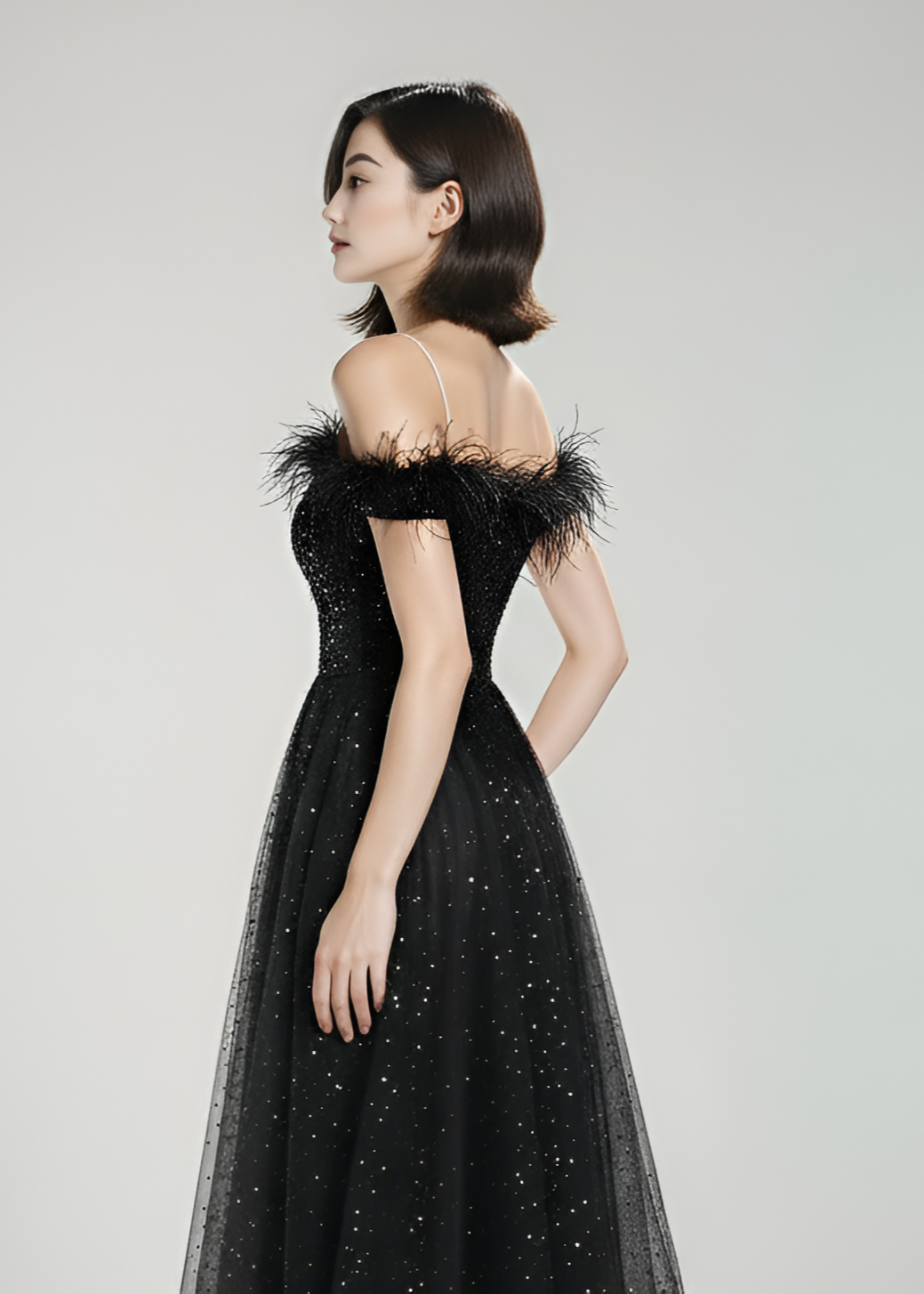 Brokatowa sukienka wieczorowa MAXI z piórami