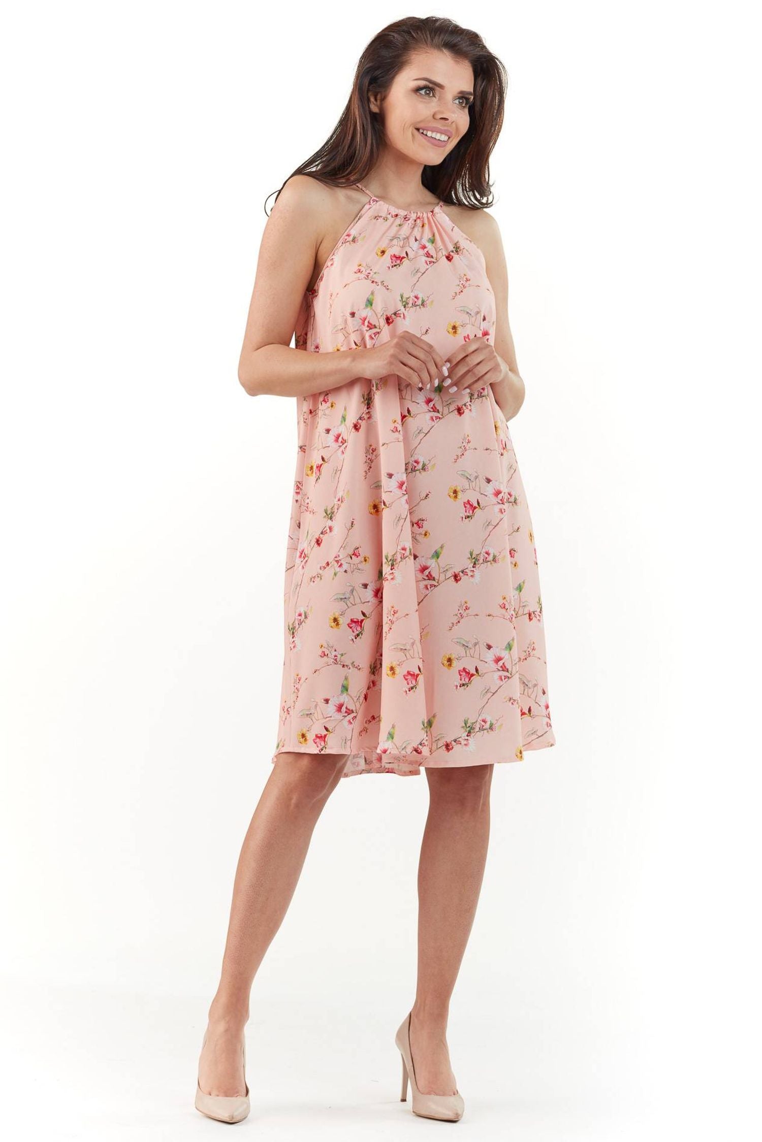 Wiosenna sukienka o trapezowym kroju z odkrytymi ramionami