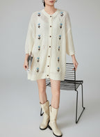 Luźny kardigan z haftowanymi kwiatkami