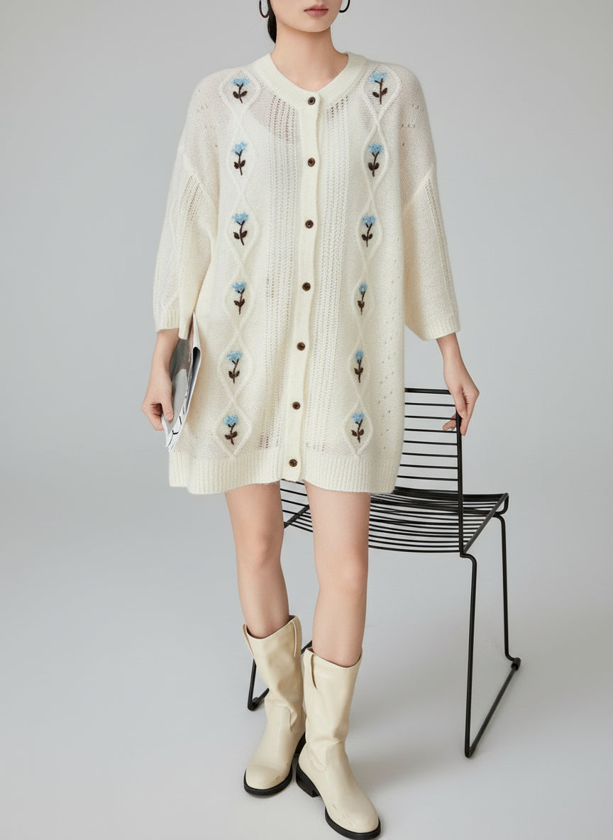 Luźny kardigan z haftowanymi kwiatkami