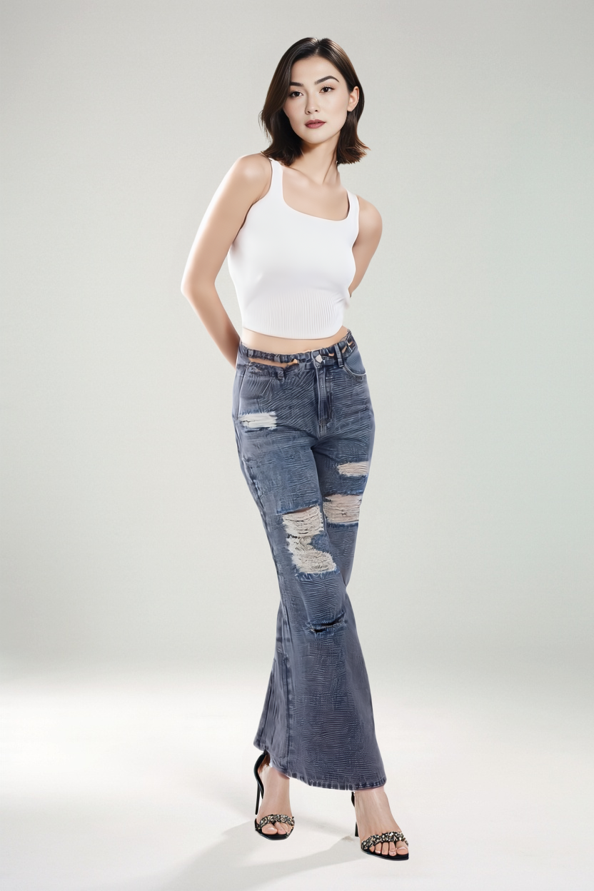 Jeansy z przetarciami i szerokimi nogawkami