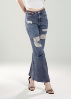 Jeansy z przetarciami i szerokimi nogawkami