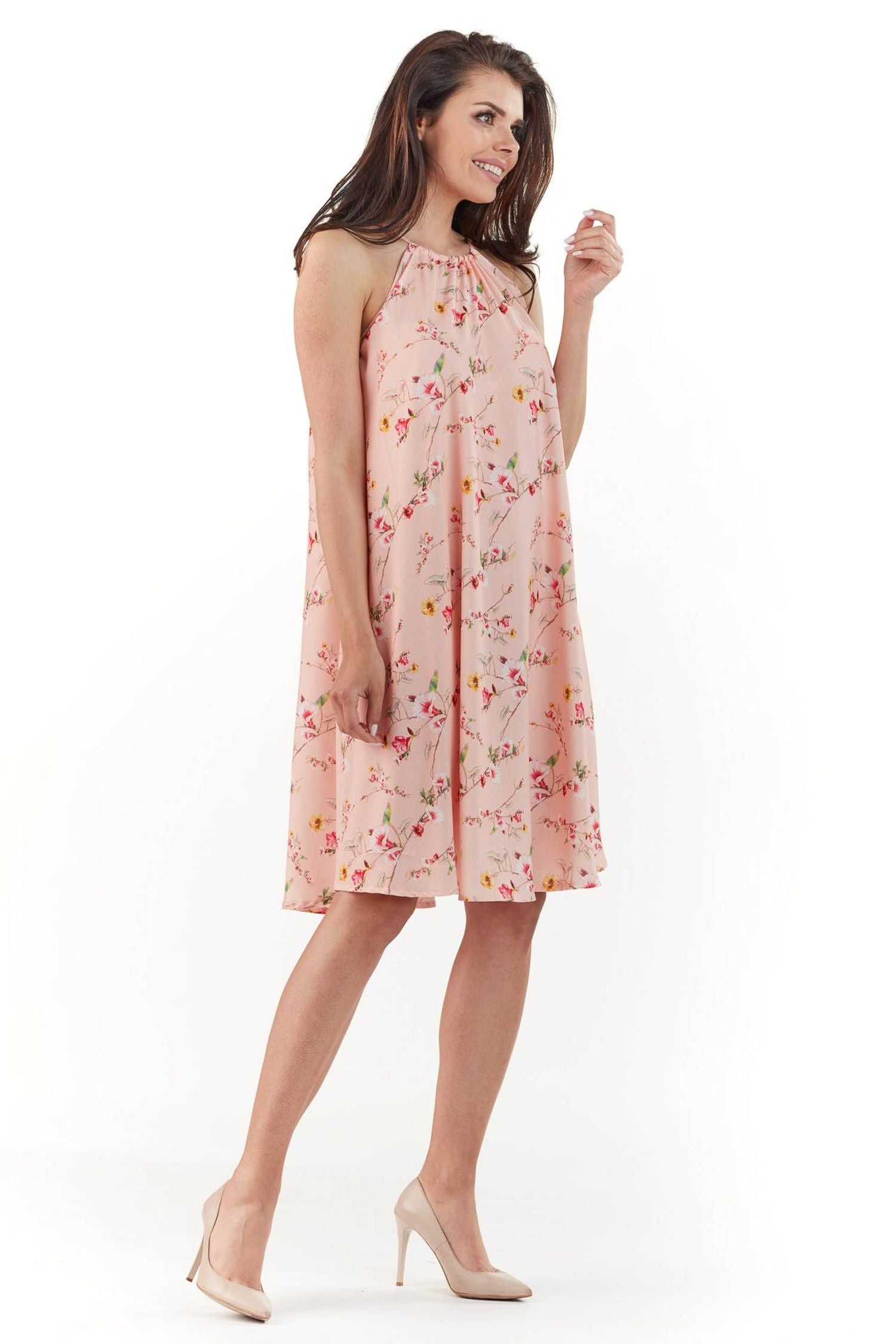 Wiosenna sukienka o trapezowym kroju z odkrytymi ramionami