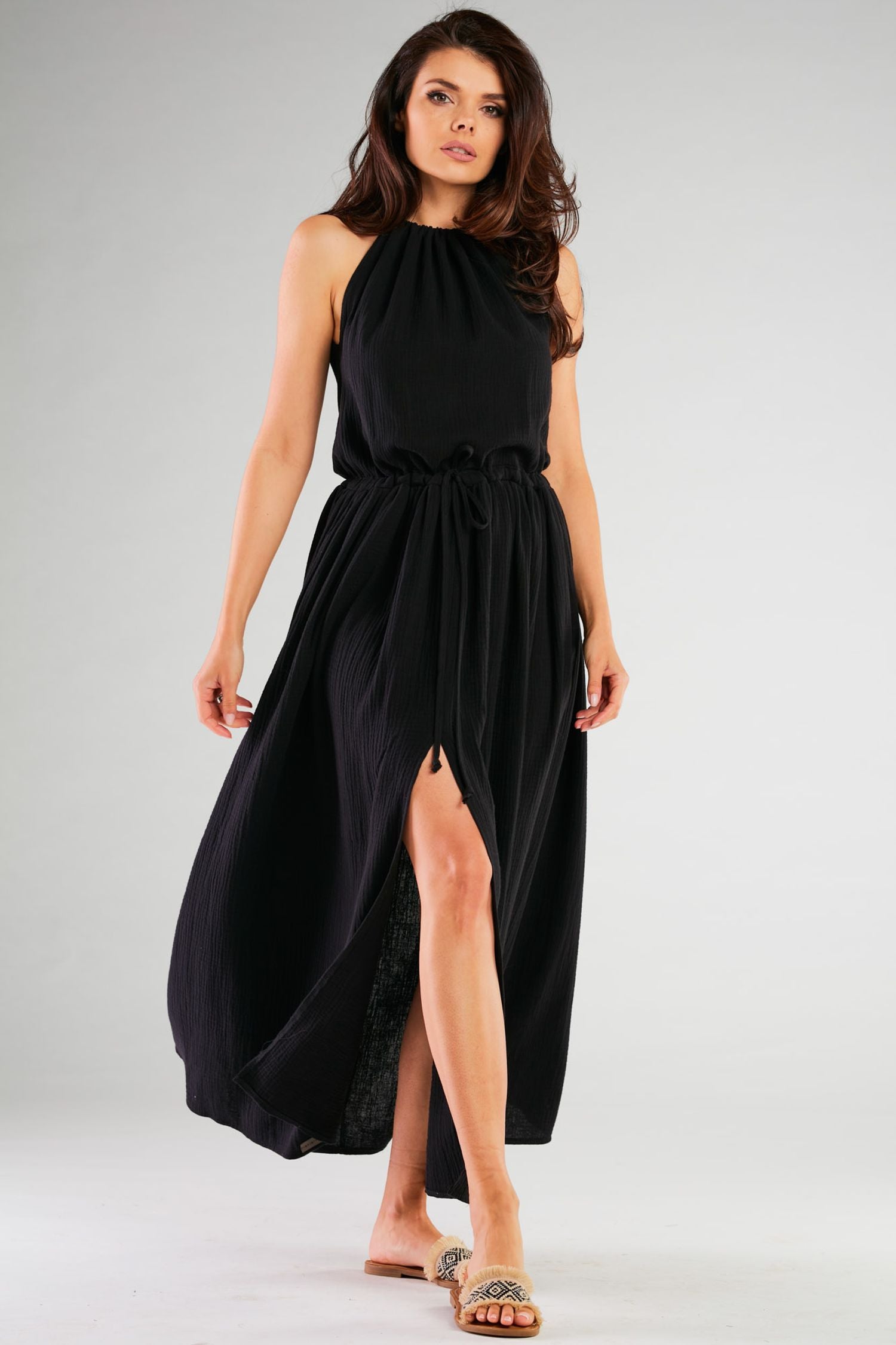 Wiosenna sukienka z rozcięciem na nodze