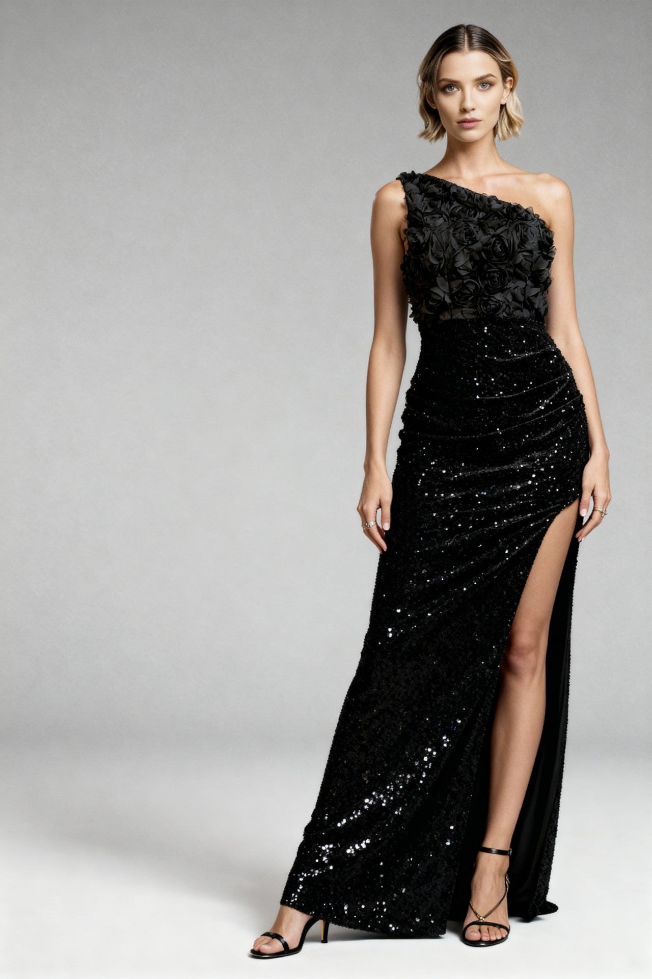 Jednoramienna cekinowa sukienka z rozcięciem na studniówkę 2026