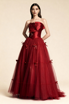 Elegancka krwistoczerwona sukienka na studniówkę 2026