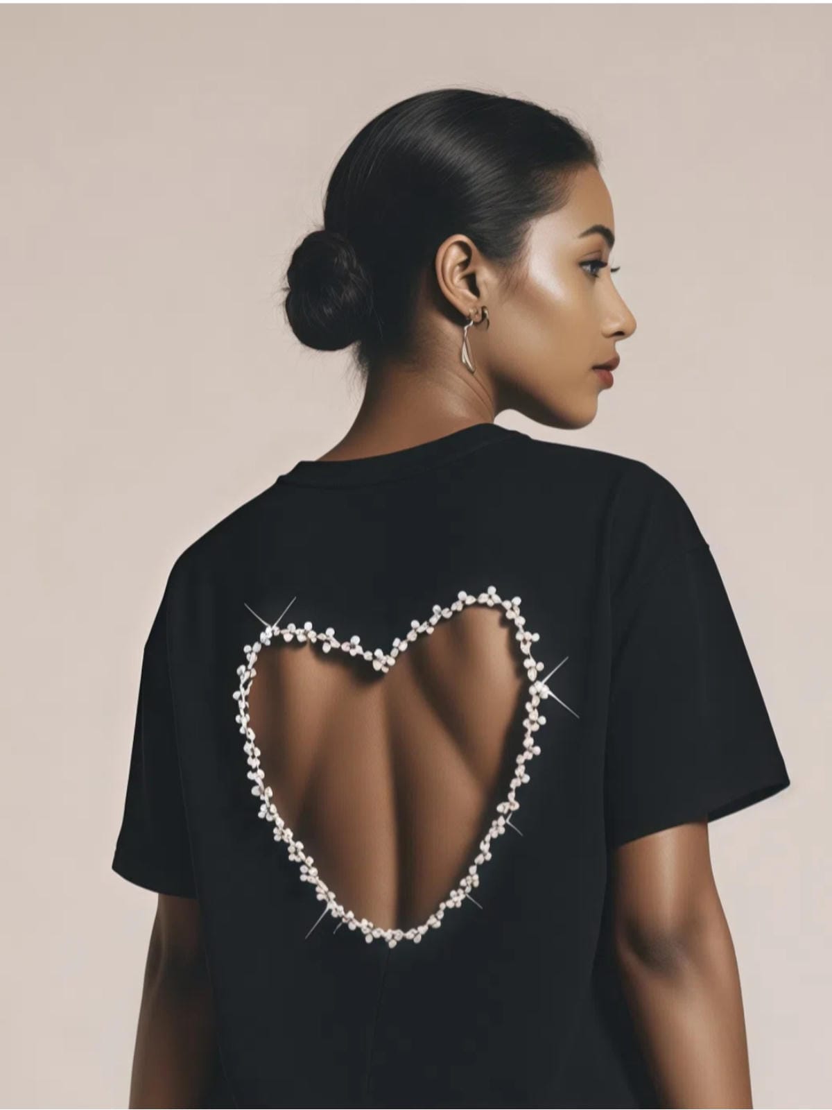 Krótki top z otworem w kształcie serca na plecach