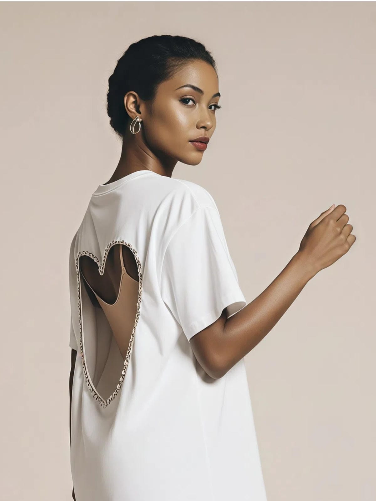 Krótki top z otworem w kształcie serca na plecach