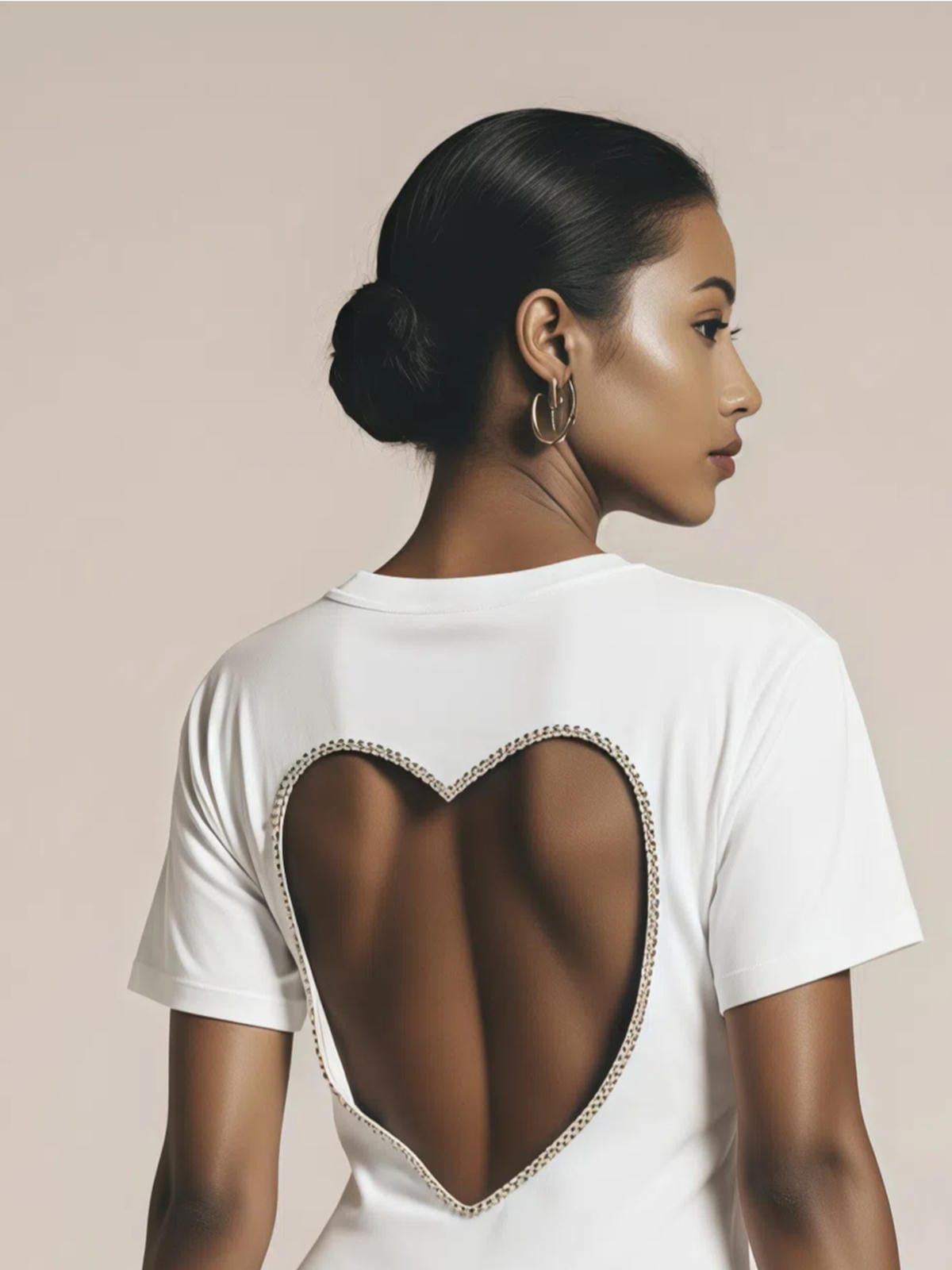 Krótki top z otworem w kształcie serca na plecach