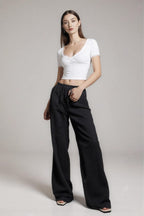 Modne luźne spodnie wiązane w pasie